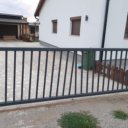 Apartman Filip Udbina Luaran gambar