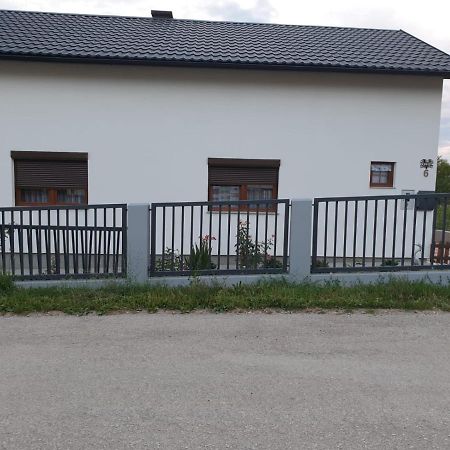 Apartman Filip Udbina Luaran gambar