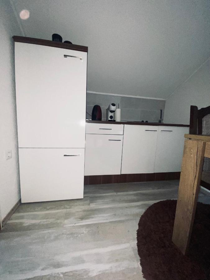 Apartman Filip Udbina Luaran gambar