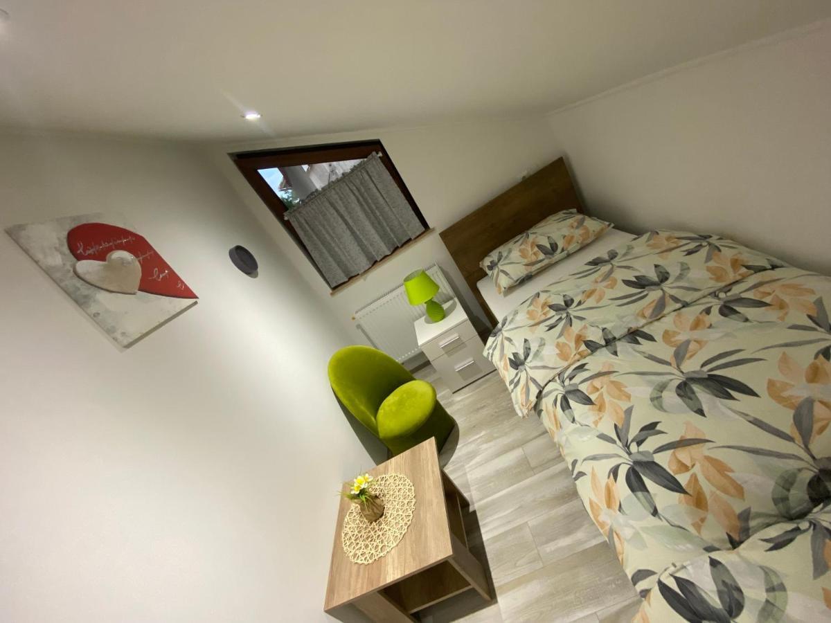 Apartman Filip Udbina Luaran gambar