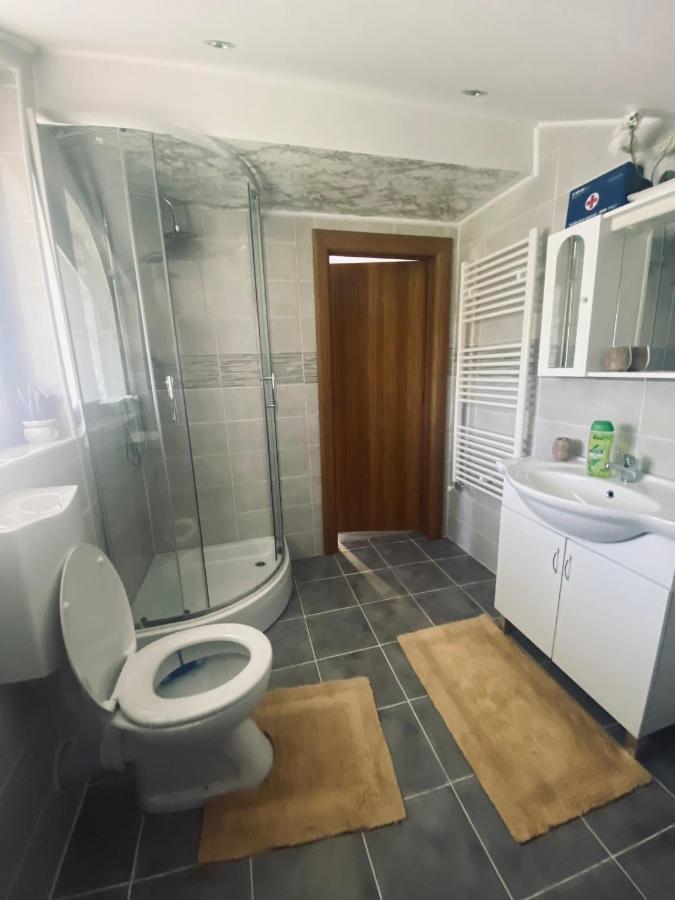 Apartman Filip Udbina Luaran gambar