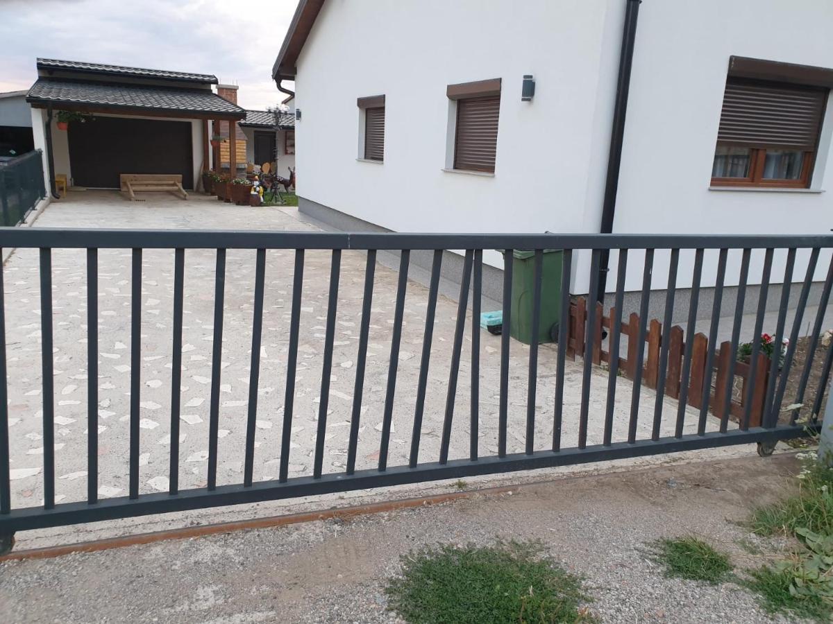 Apartman Filip Udbina Luaran gambar